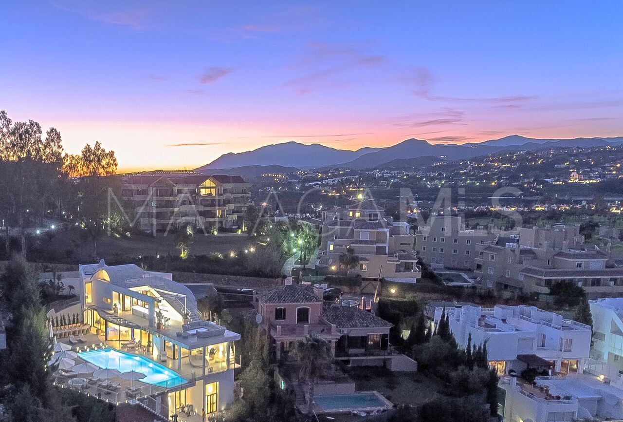 Villa for sale in Nueva Andalucia