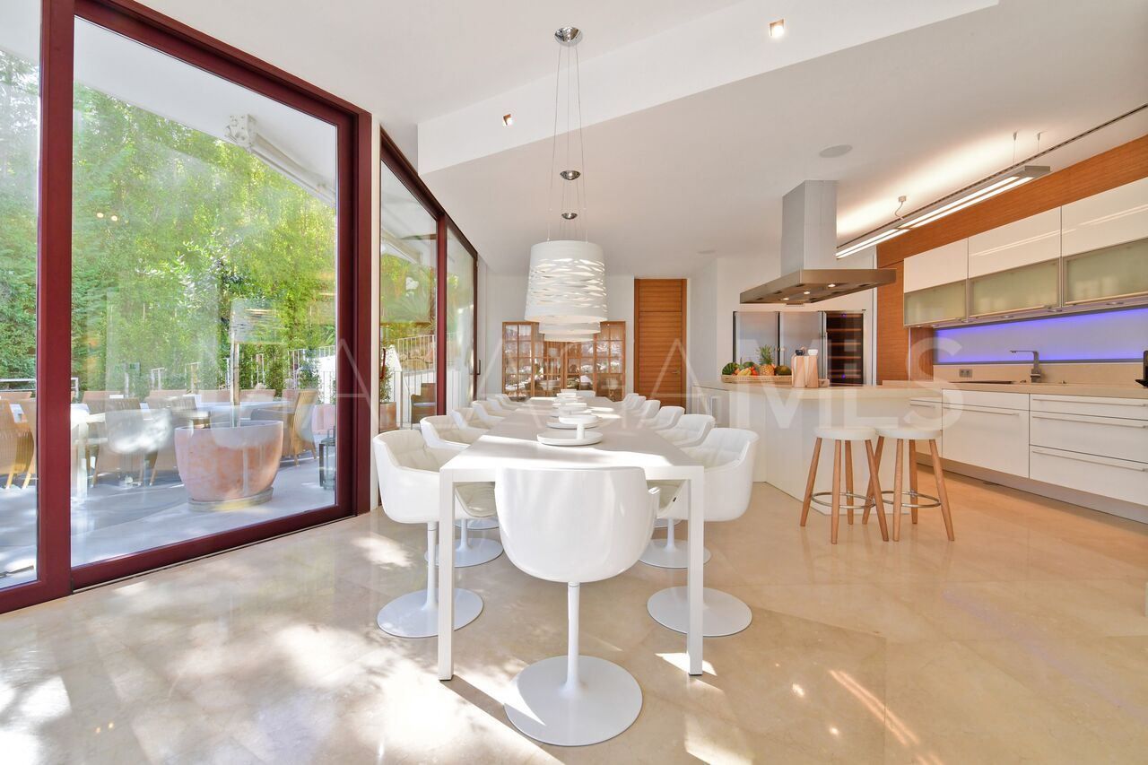 Villa for sale in Nueva Andalucia