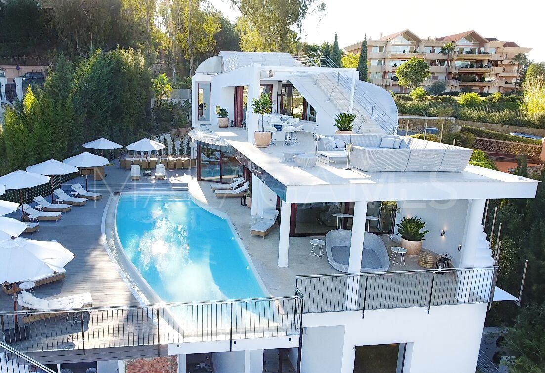 Villa for sale in Nueva Andalucia