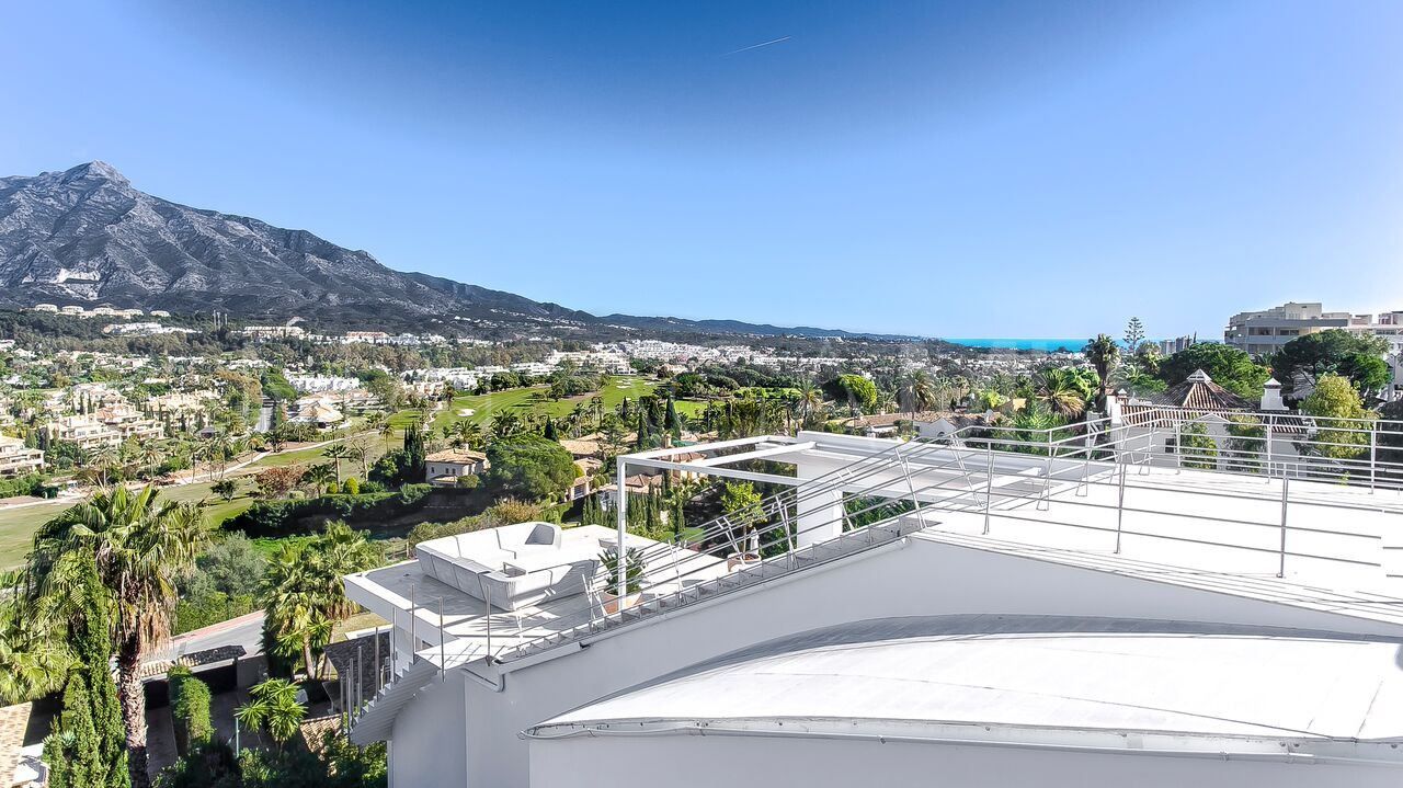 Villa for sale in Nueva Andalucia