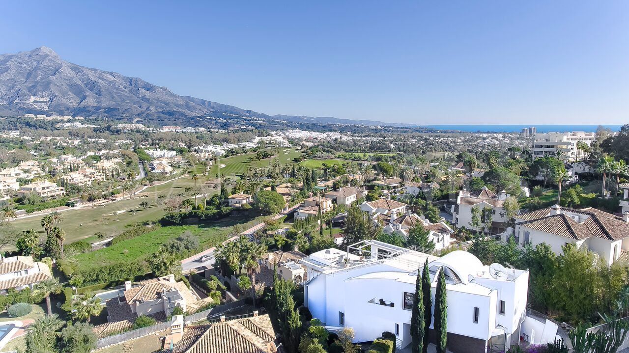 Villa for sale in Nueva Andalucia