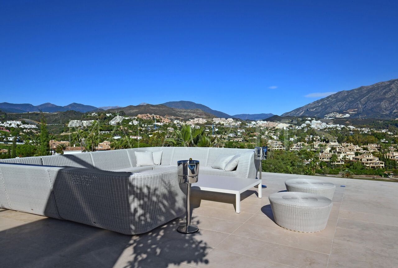 Villa for sale in Nueva Andalucia