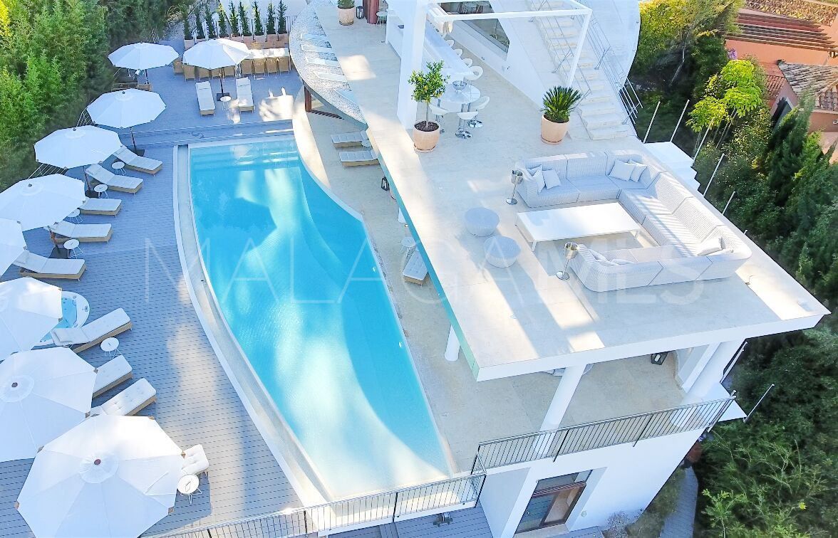 Villa for sale in Nueva Andalucia