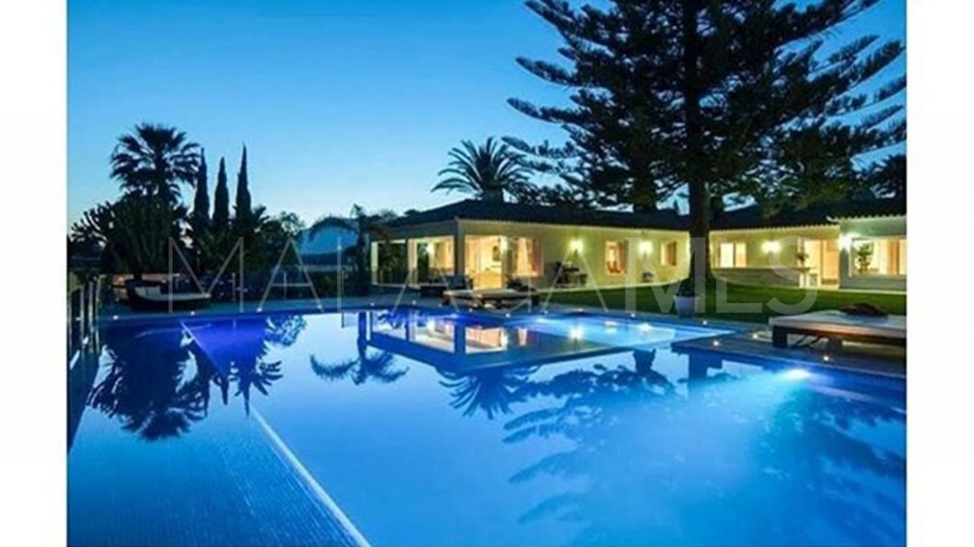 Villa for sale in Elviria
