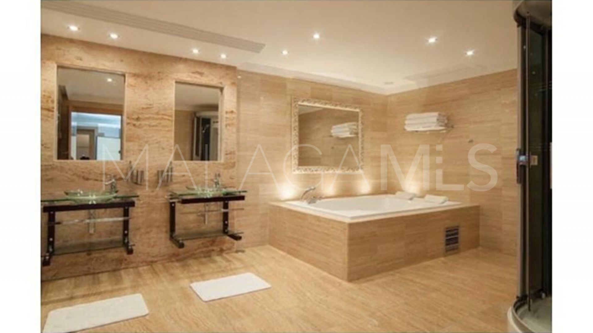 Villa for sale in Elviria
