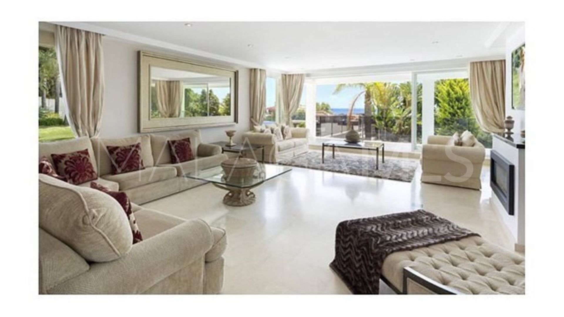 Villa for sale in Elviria