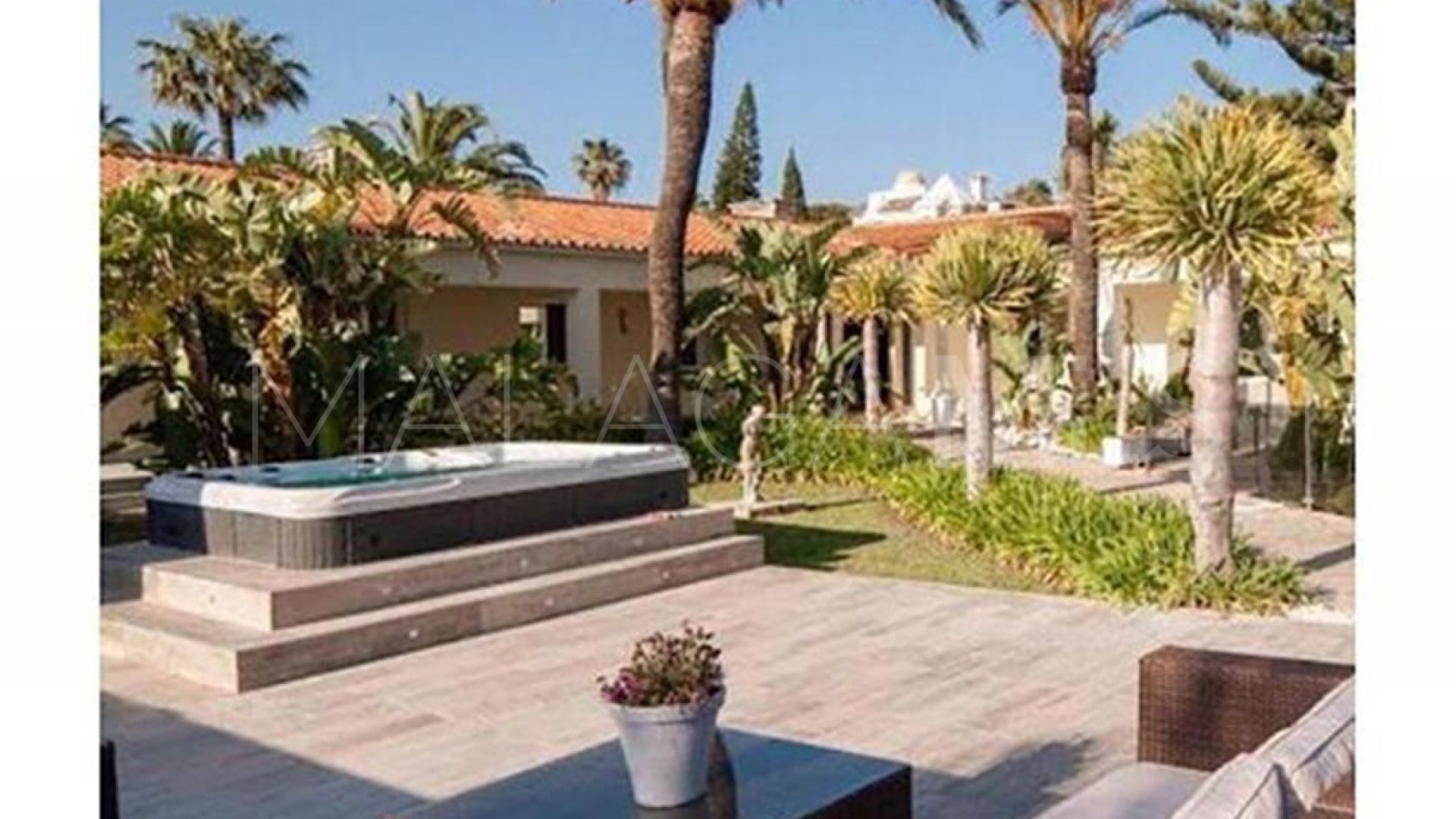 Villa for sale in Elviria