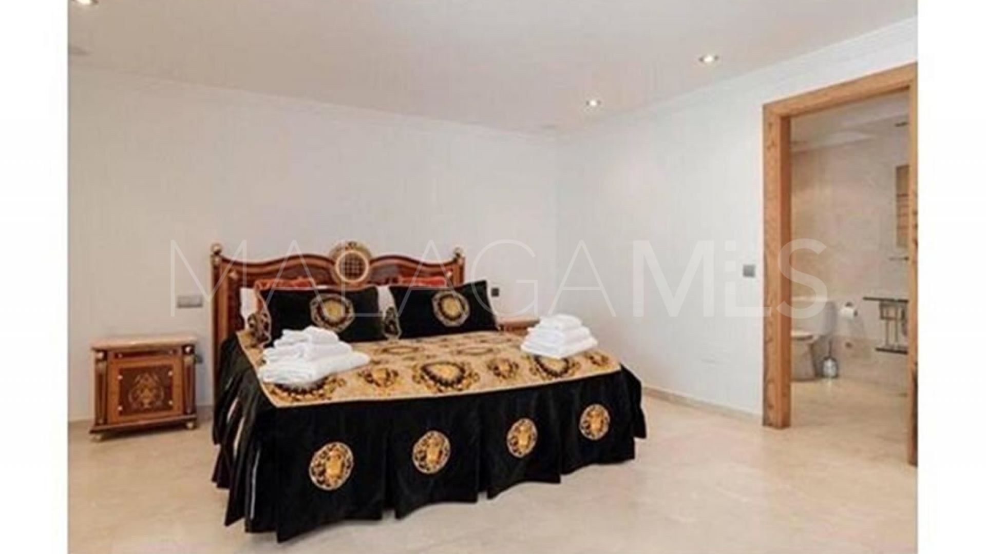 Villa for sale in Elviria