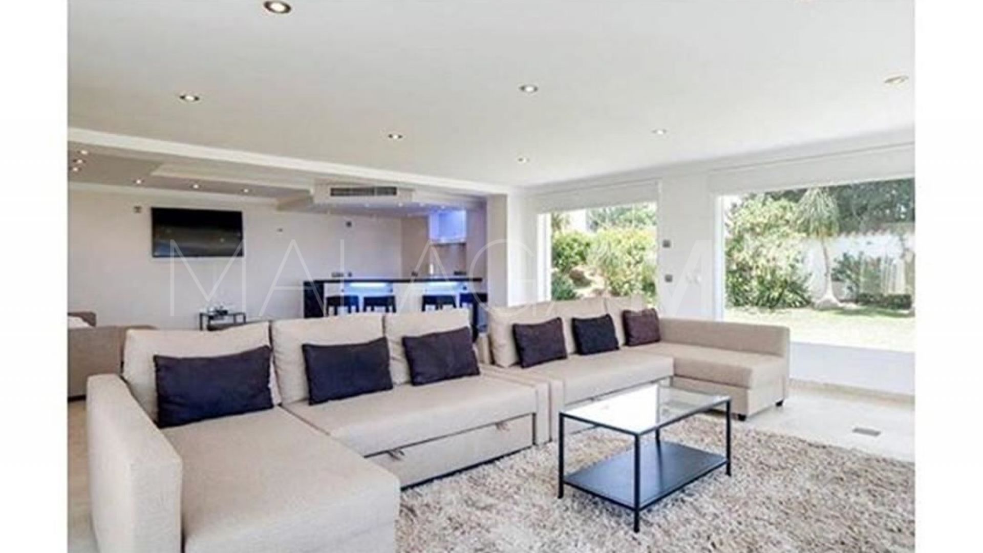 Villa for sale in Elviria