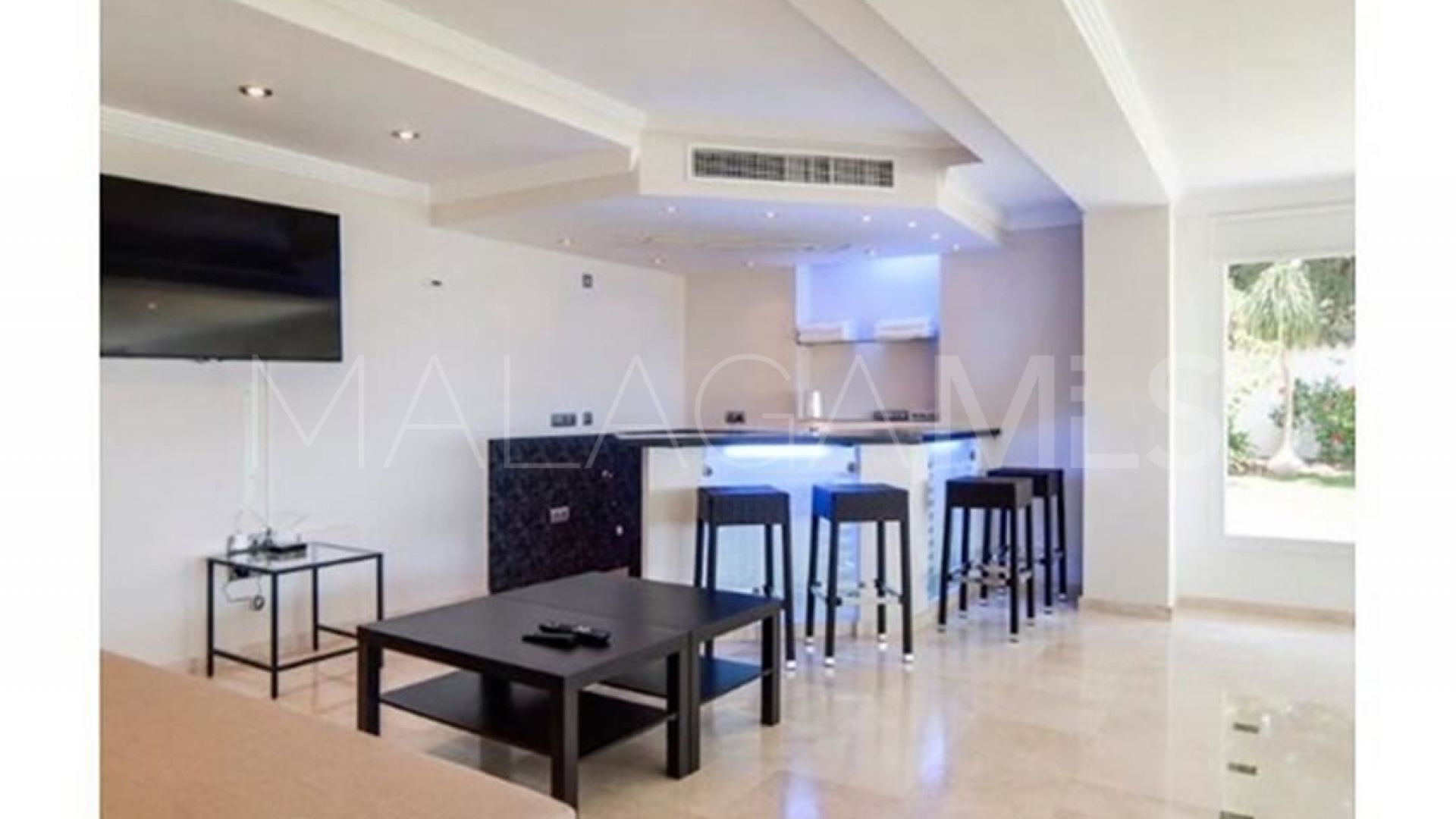 Villa for sale in Elviria