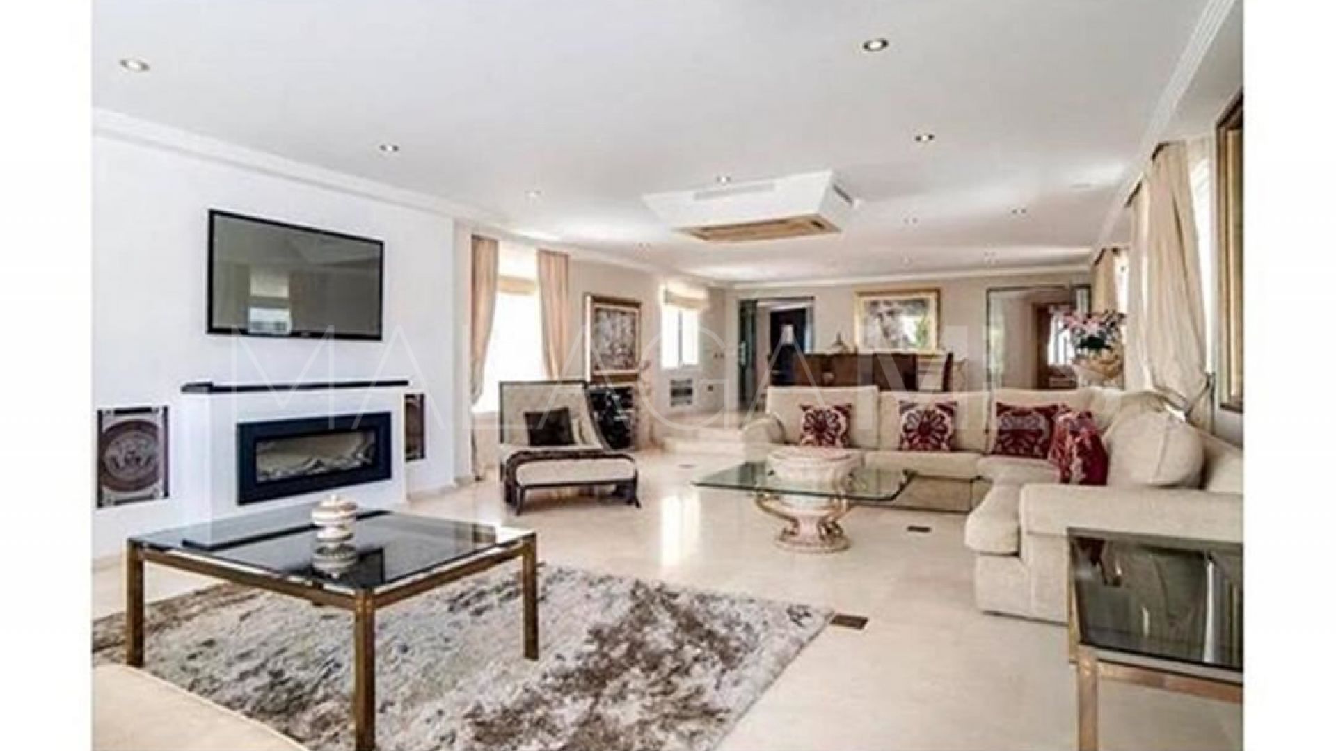 Villa for sale in Elviria