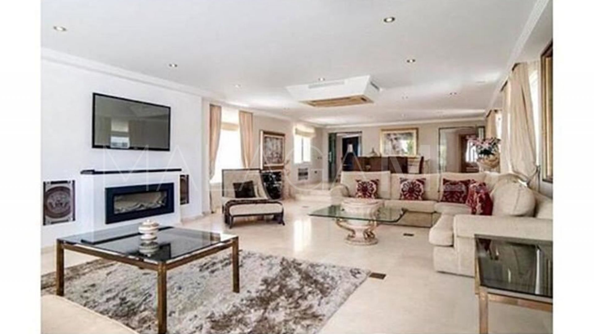 Villa for sale in Elviria
