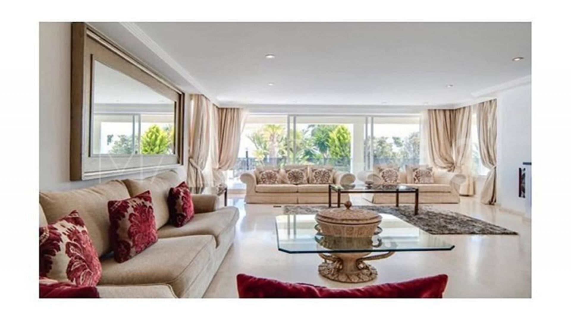 Villa for sale in Elviria