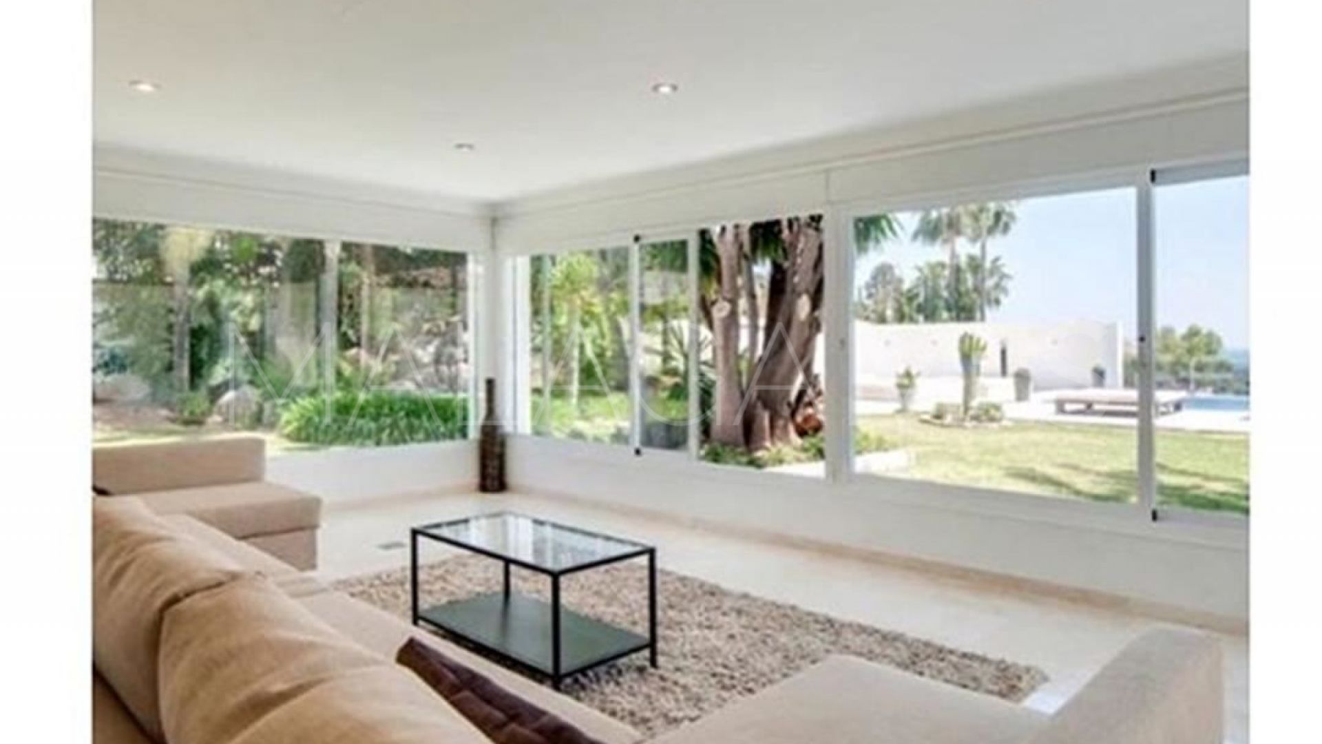 Villa for sale in Elviria