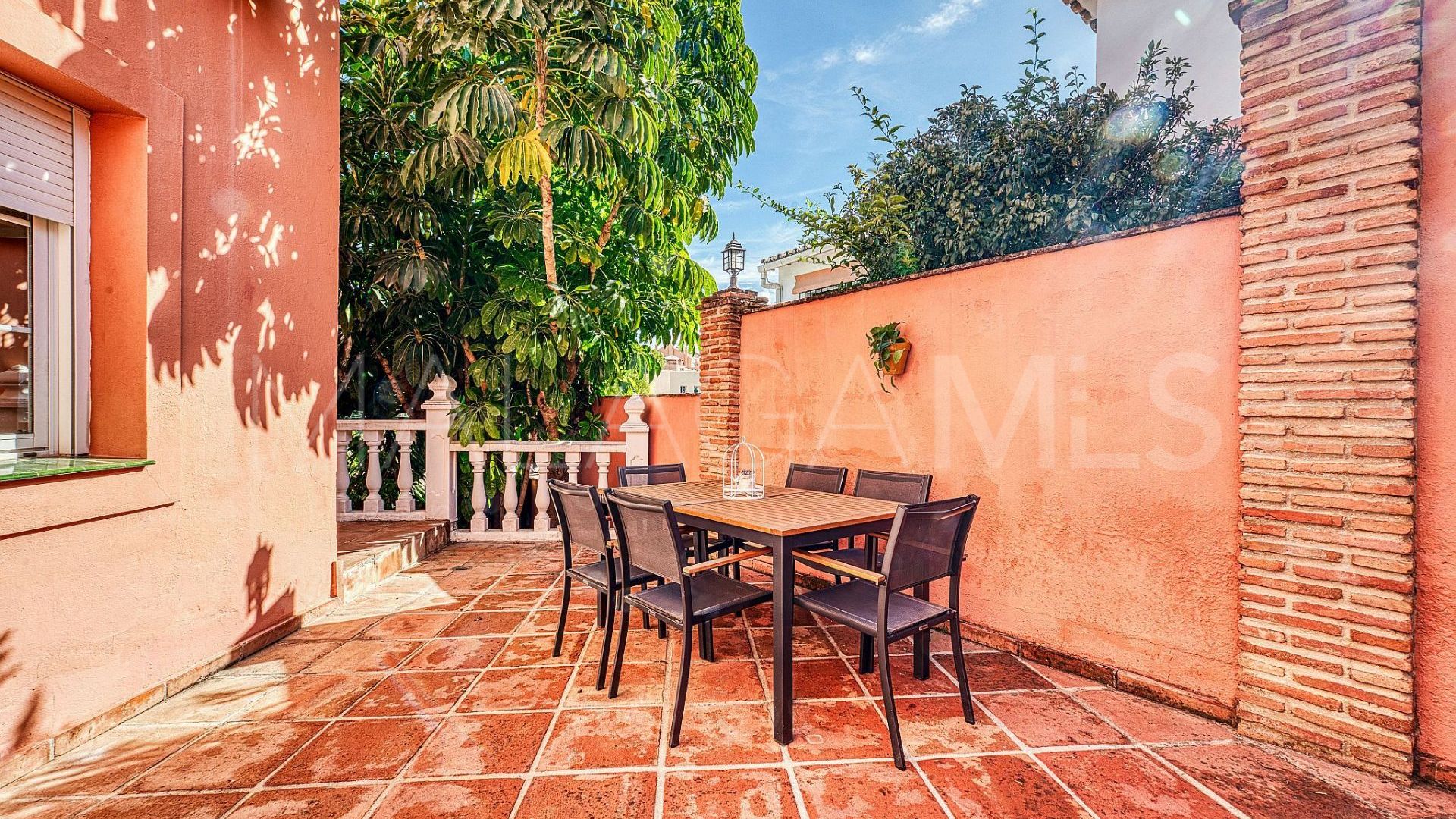 Villa for sale in Nueva Andalucia