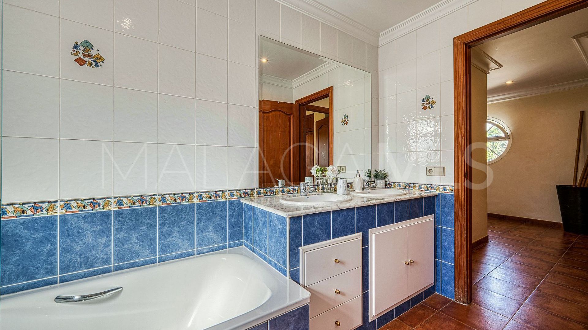 Villa for sale in Nueva Andalucia