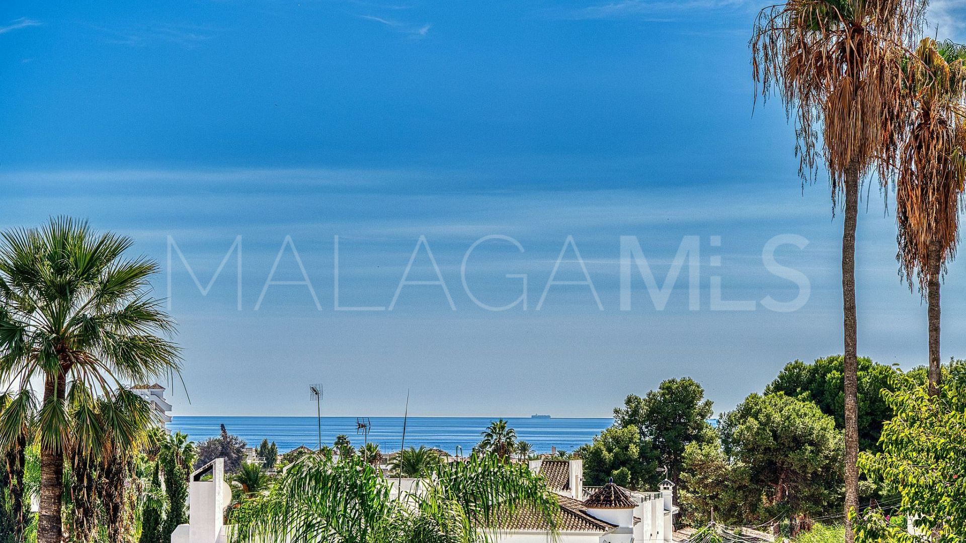 Villa for sale in Nueva Andalucia