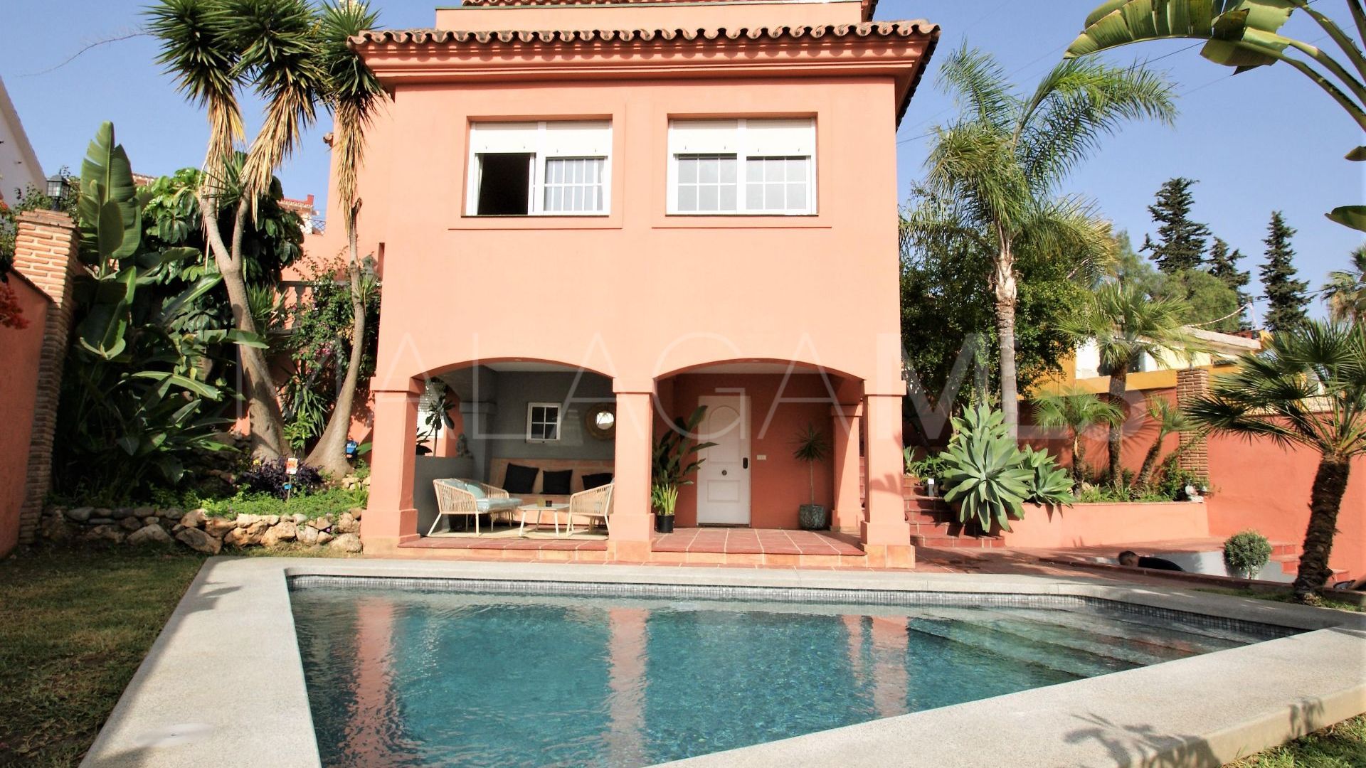 Villa for sale in Nueva Andalucia