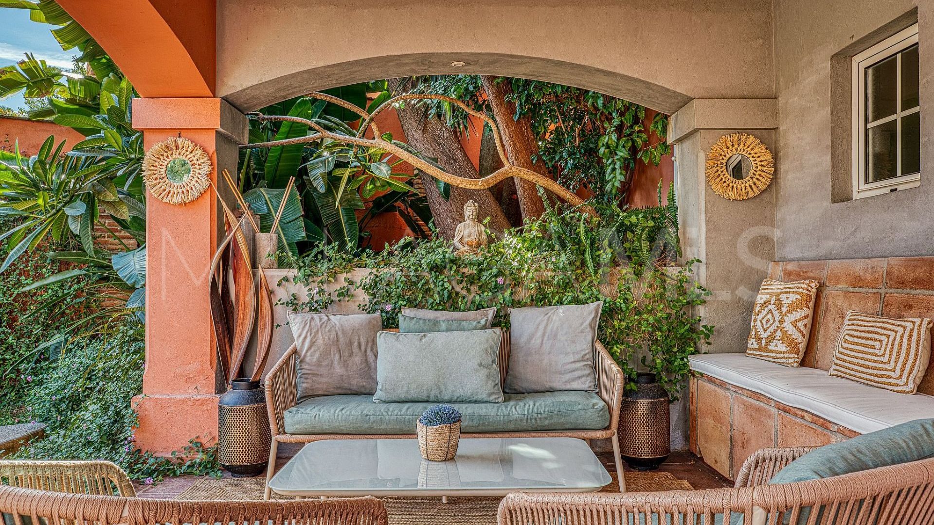 Villa for sale in Nueva Andalucia