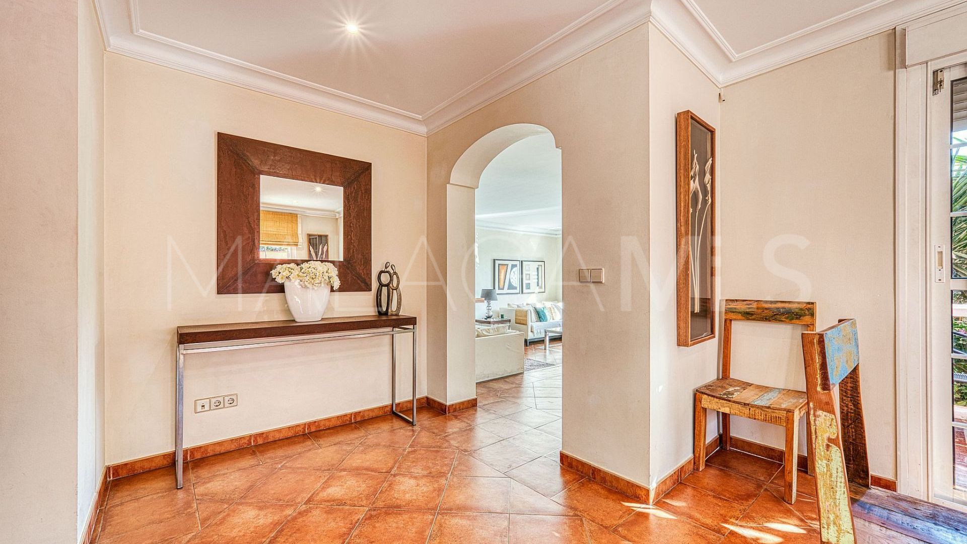 Villa for sale in Nueva Andalucia