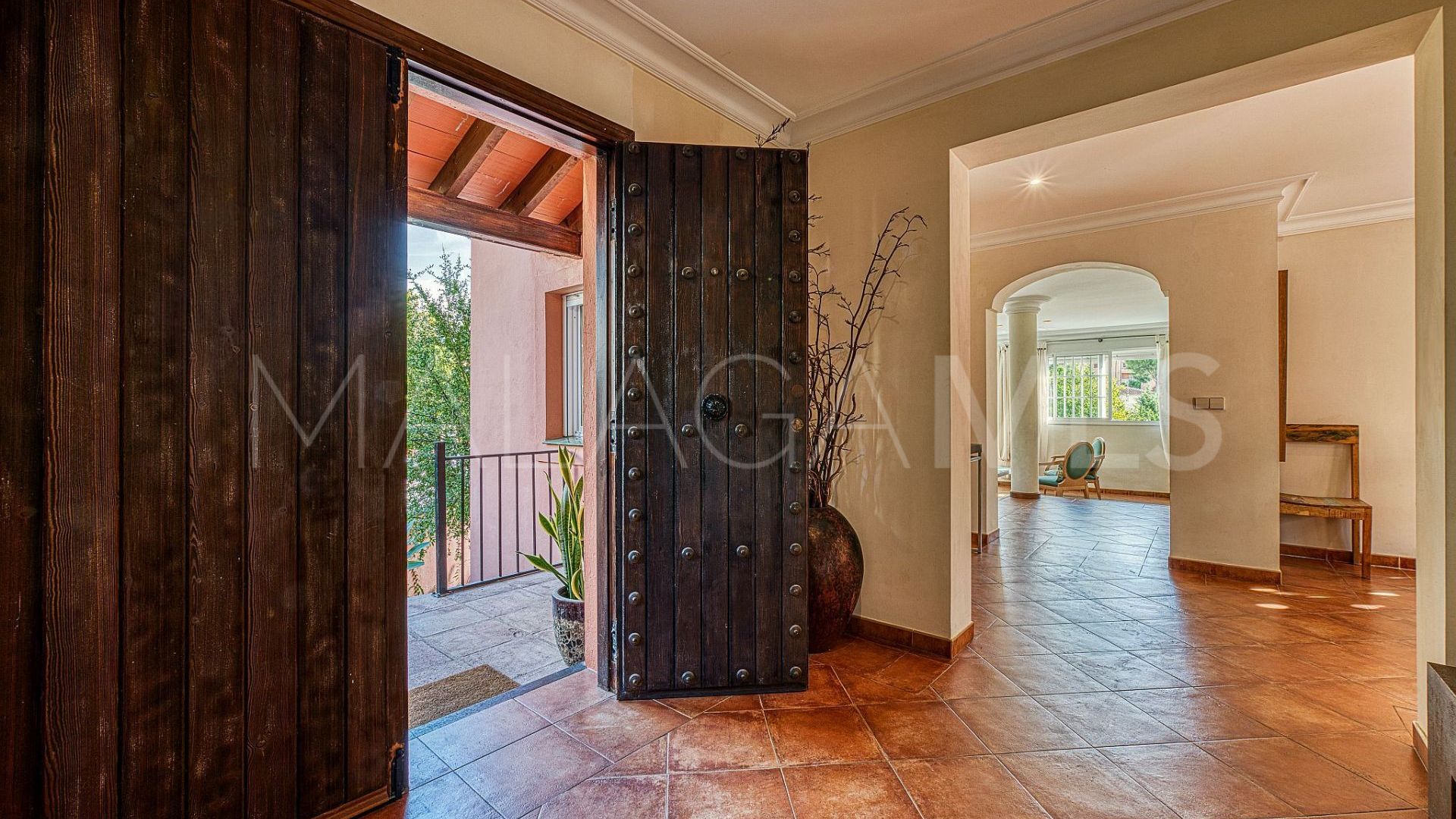 Villa for sale in Nueva Andalucia