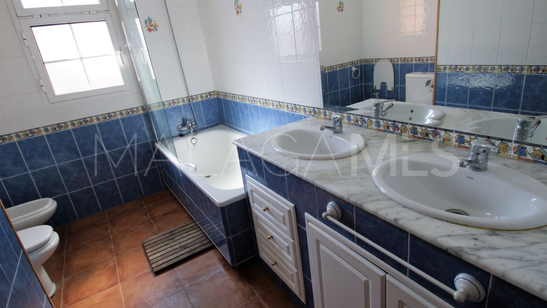 Villa for sale in Nueva Andalucia