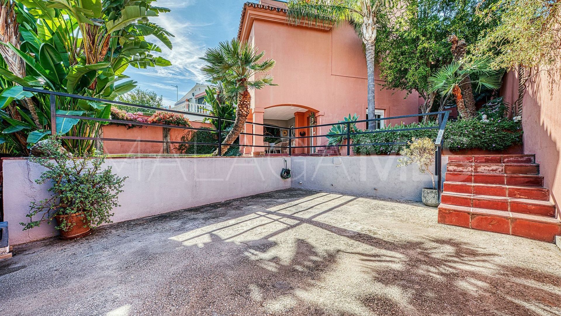 Villa for sale in Nueva Andalucia