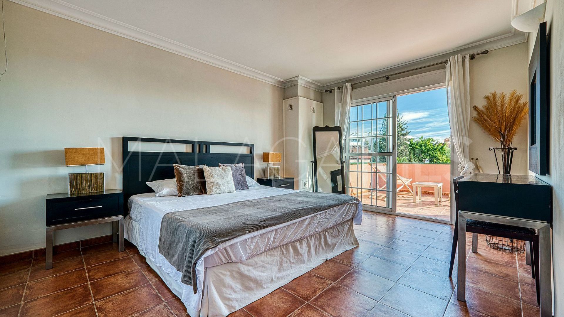 Villa for sale in Nueva Andalucia