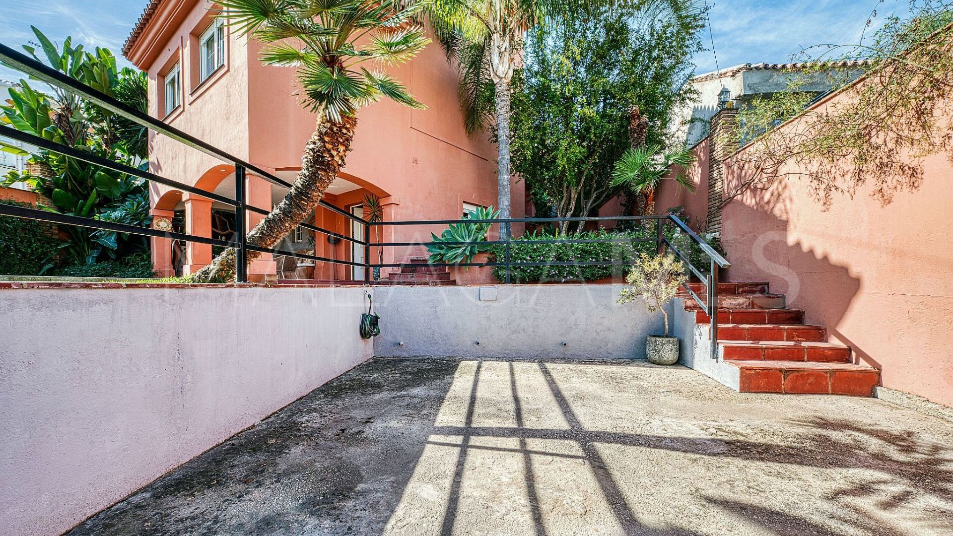 Villa for sale in Nueva Andalucia