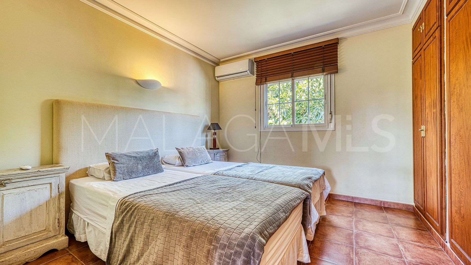 Villa for sale in Nueva Andalucia