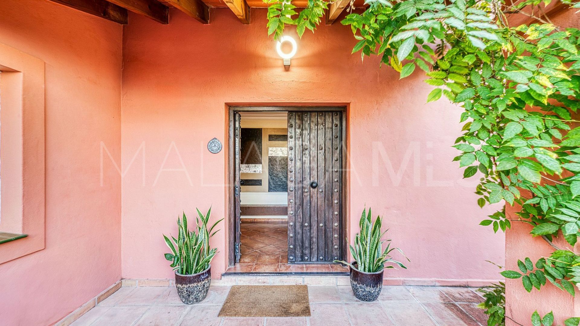 Villa for sale in Nueva Andalucia