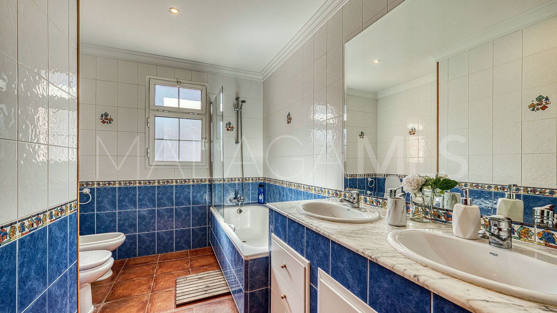 Villa for sale in Nueva Andalucia