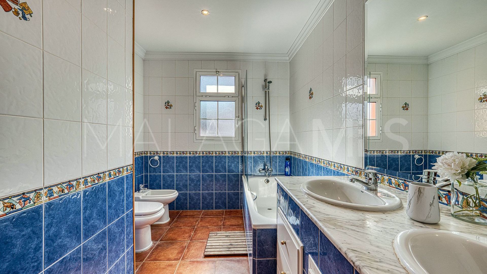 Villa for sale in Nueva Andalucia