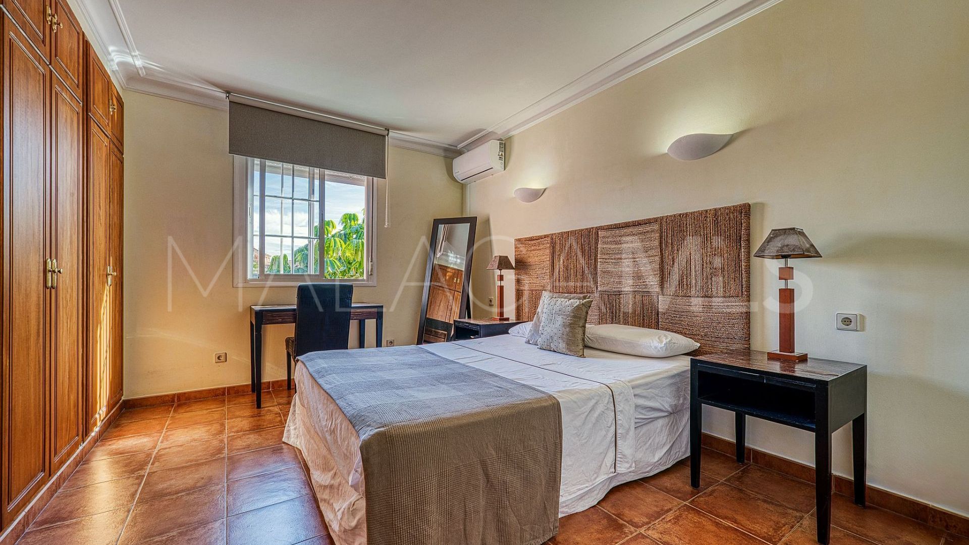 Villa for sale in Nueva Andalucia