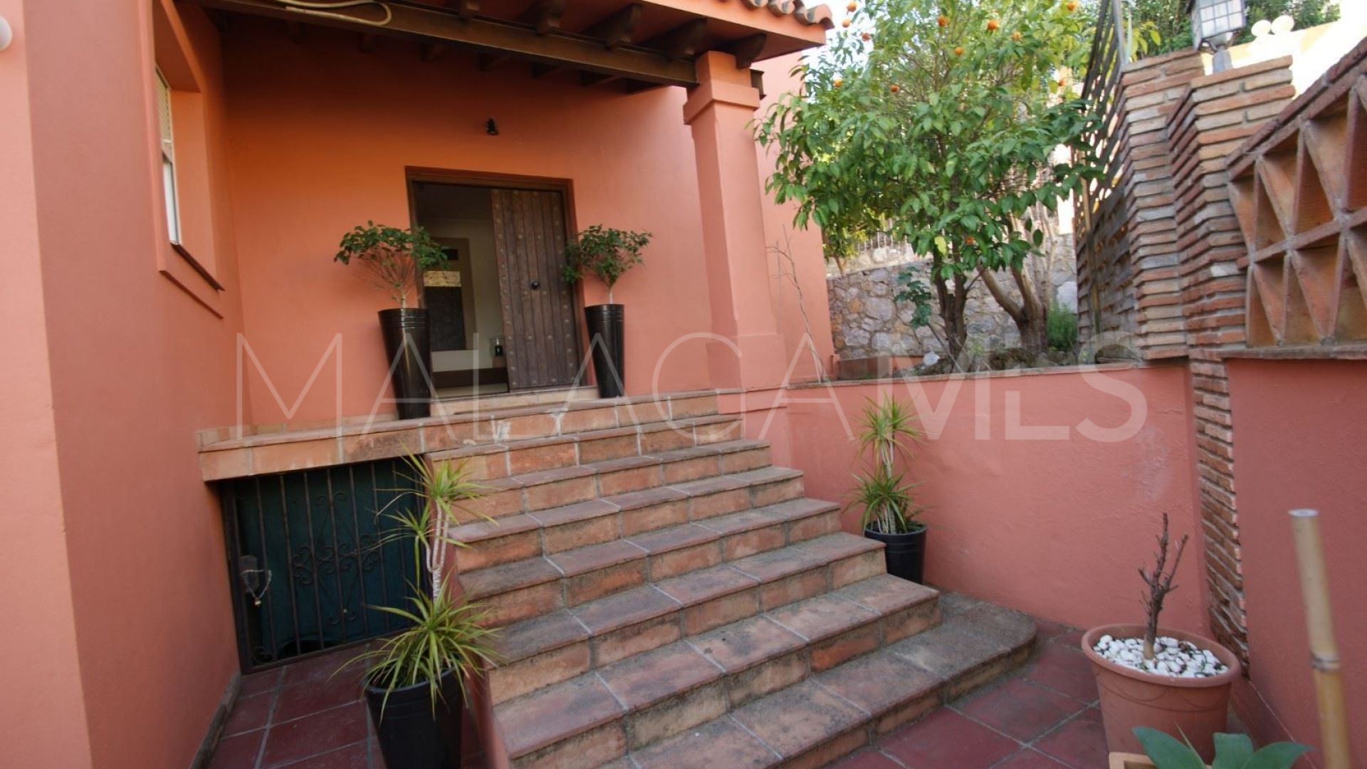 Villa for sale in Nueva Andalucia