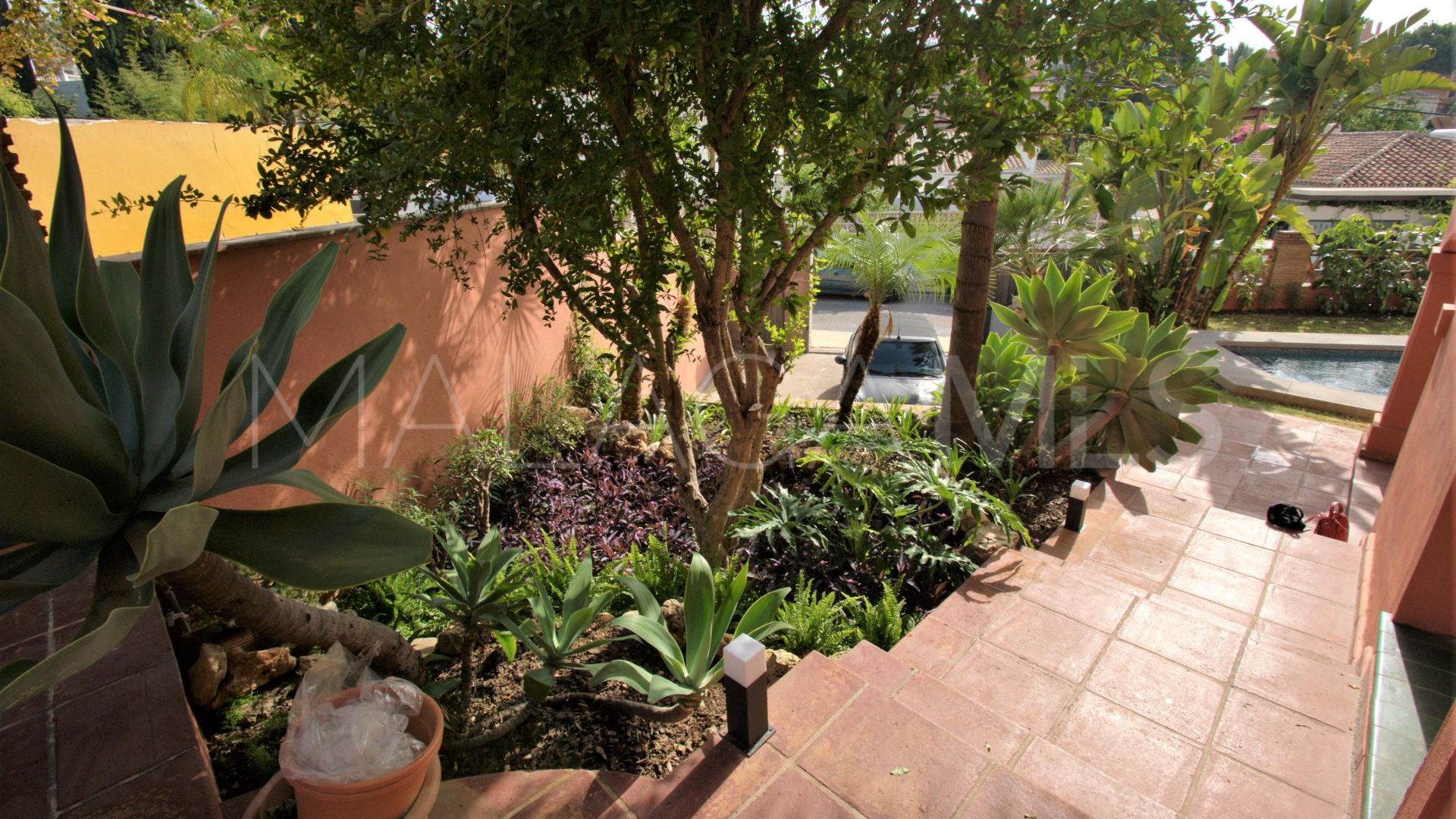 Villa for sale in Nueva Andalucia