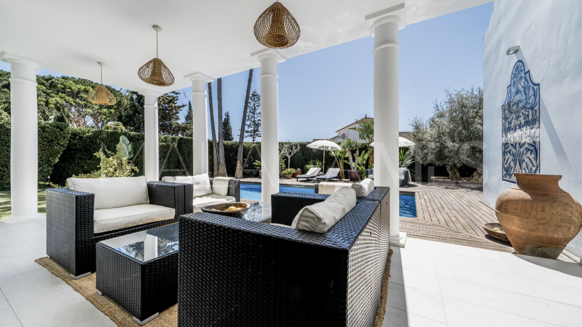 Buy villa in Artola de 5 bedrooms