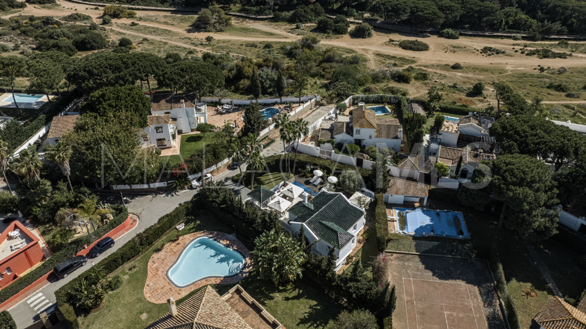 Buy villa in Artola de 5 bedrooms