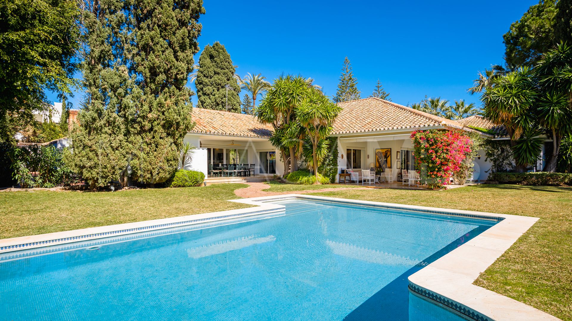 For sale villa with 6 bedrooms in Guadalmina Baja