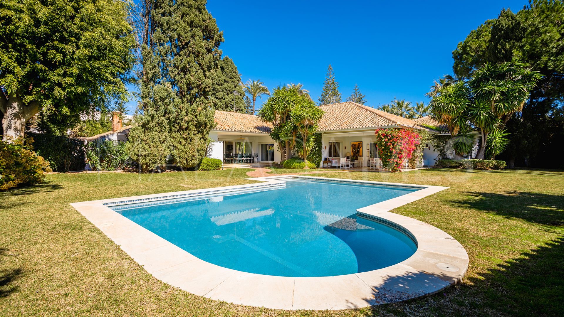 For sale villa with 6 bedrooms in Guadalmina Baja