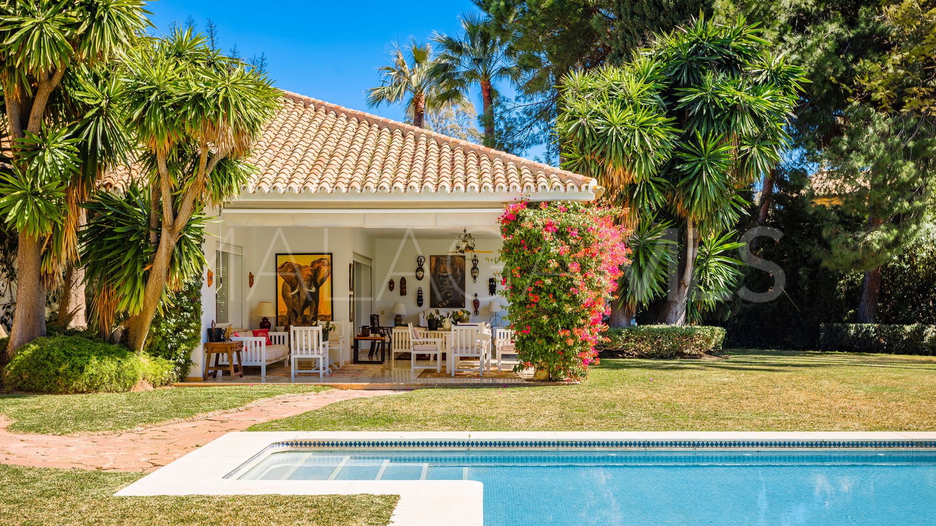 For sale villa with 6 bedrooms in Guadalmina Baja