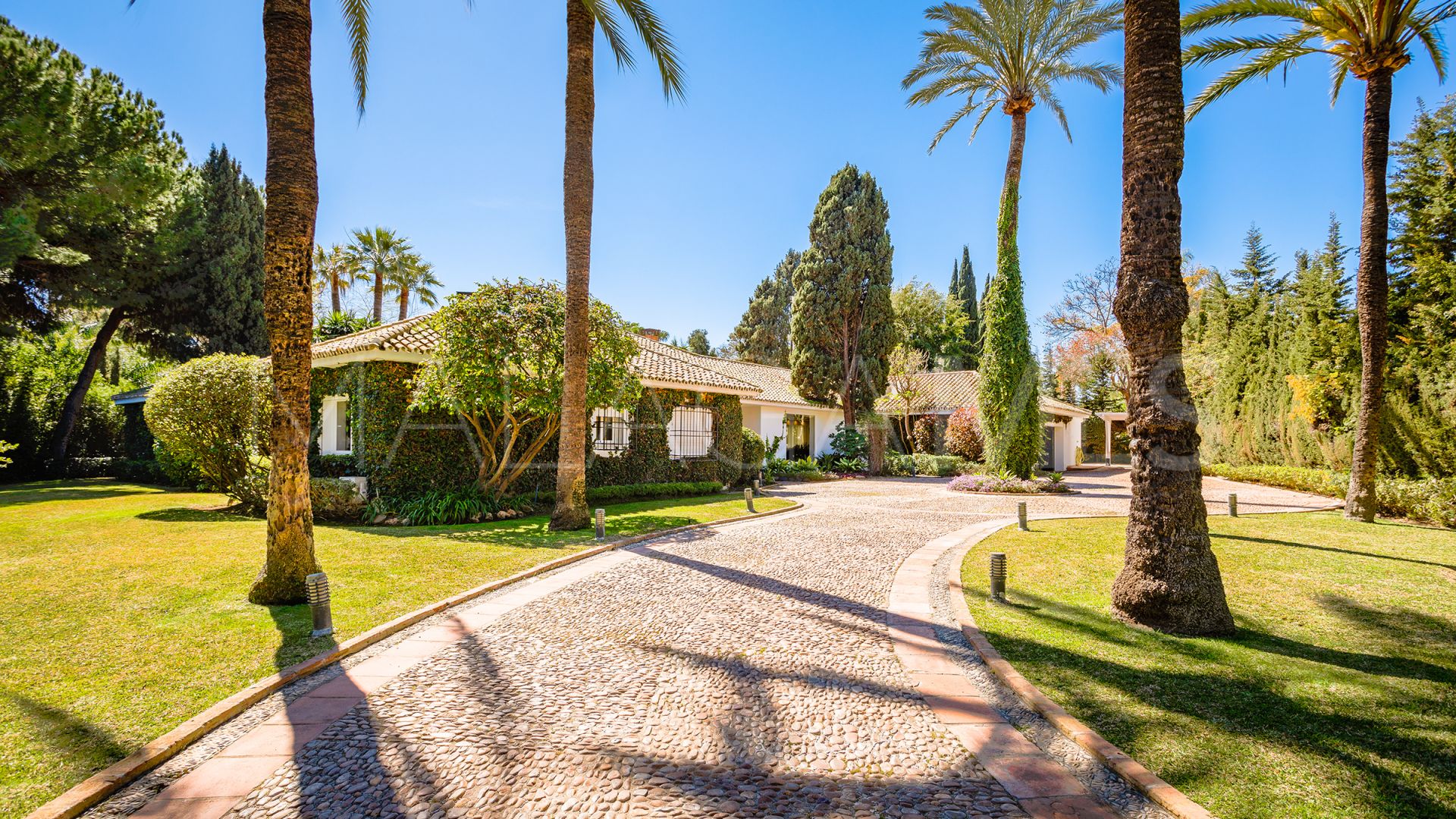 For sale villa with 6 bedrooms in Guadalmina Baja