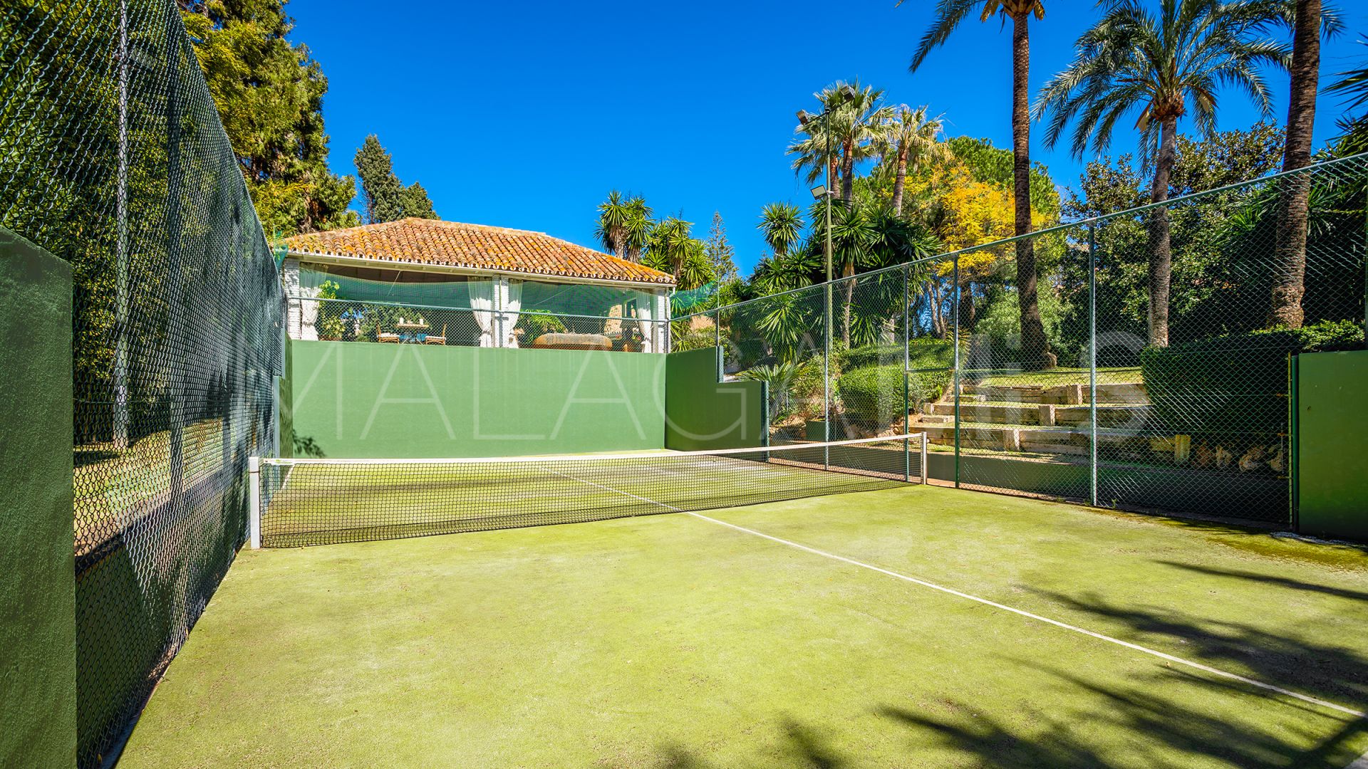 For sale villa with 6 bedrooms in Guadalmina Baja