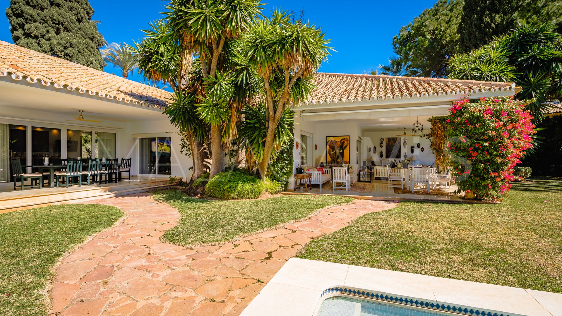 For sale villa with 6 bedrooms in Guadalmina Baja