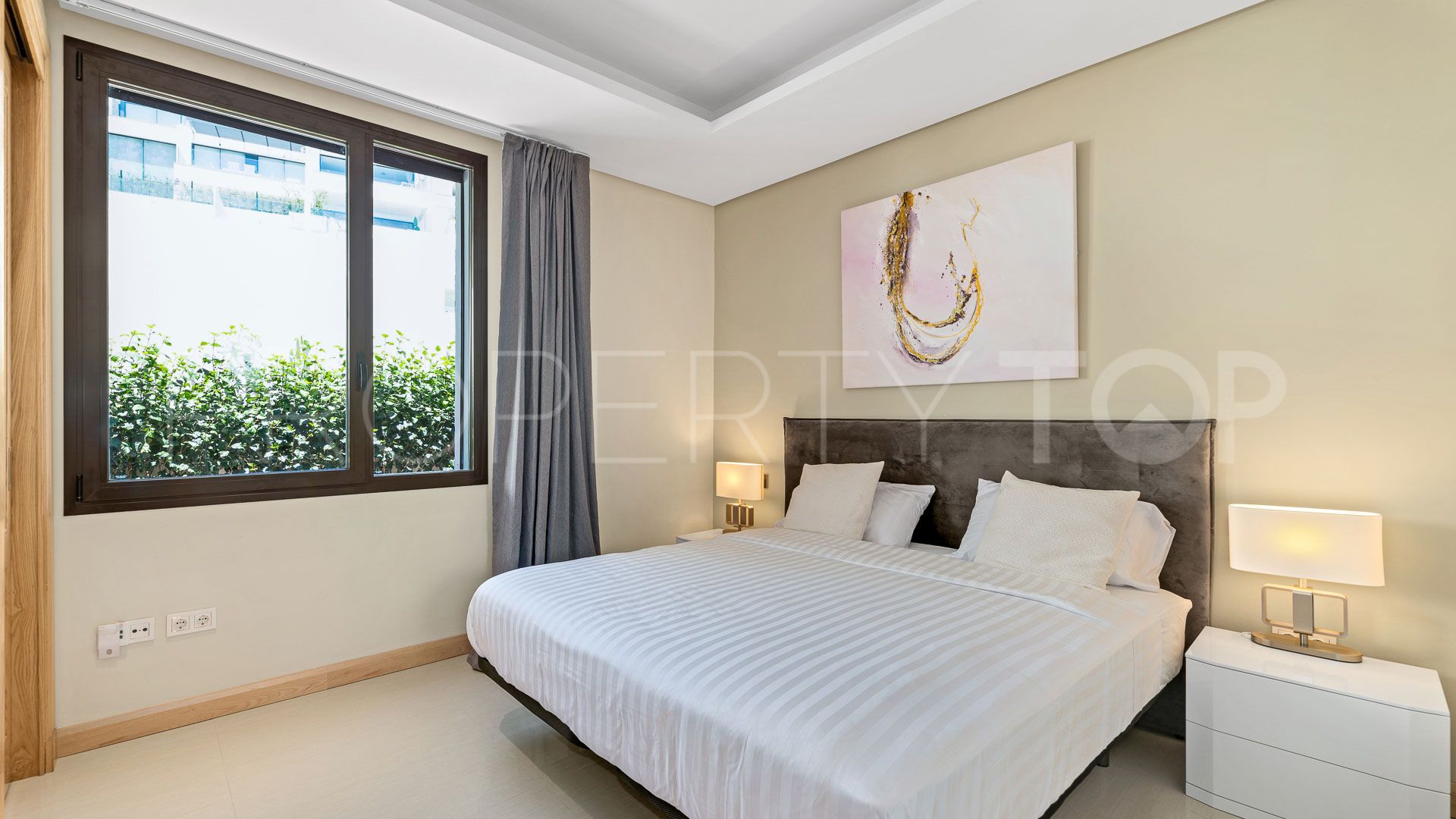 Buy La Quinta villa with 5 bedrooms