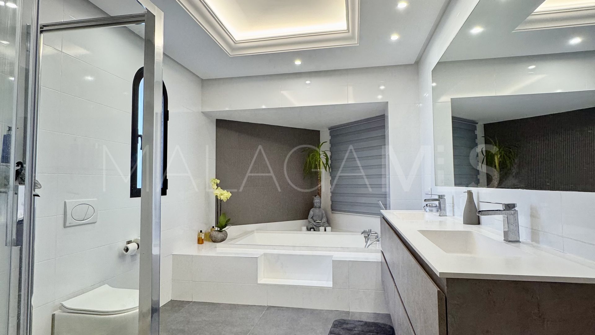Villa for sale in Nueva Andalucia