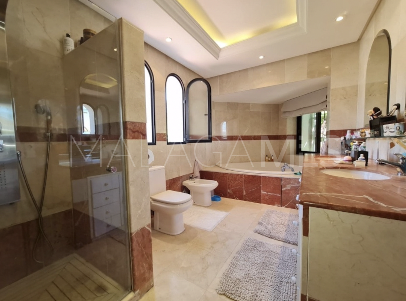 Villa for sale in Nueva Andalucia