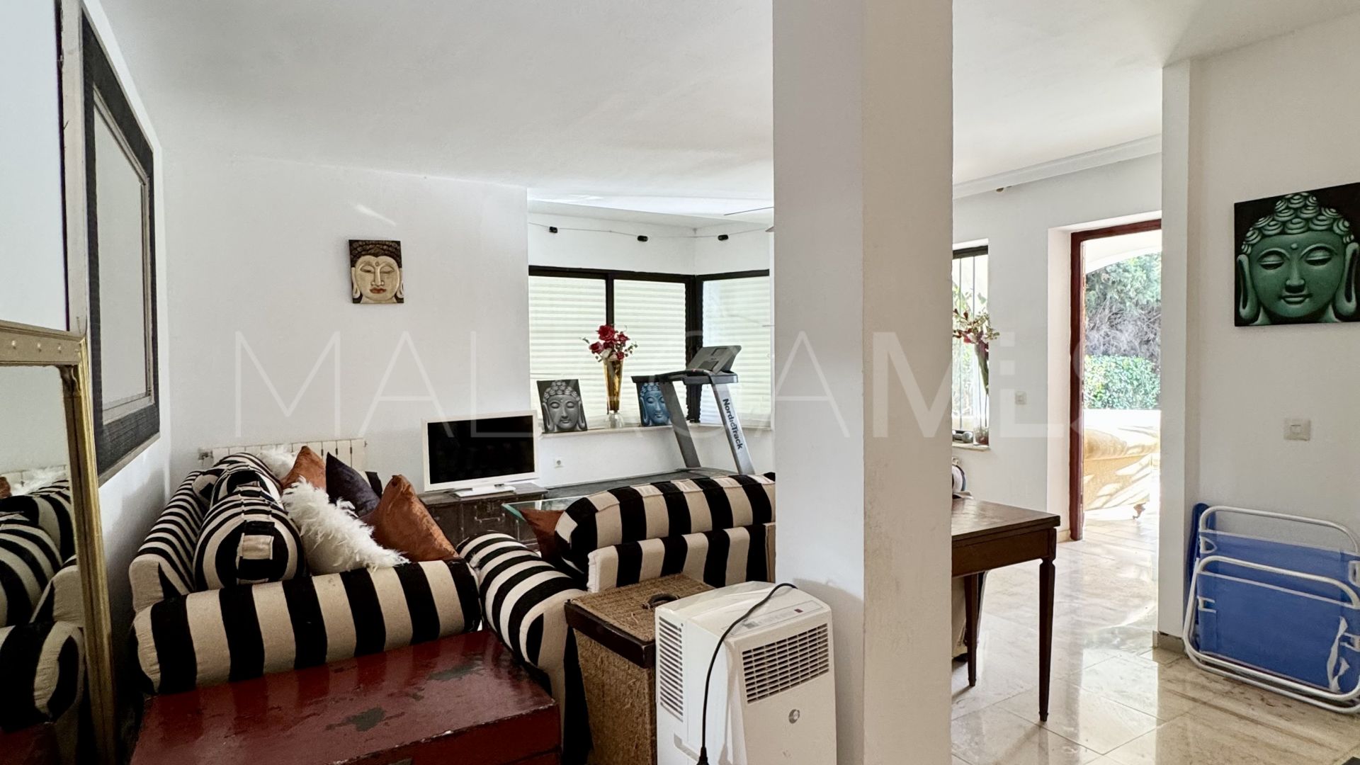 Villa for sale in Nueva Andalucia