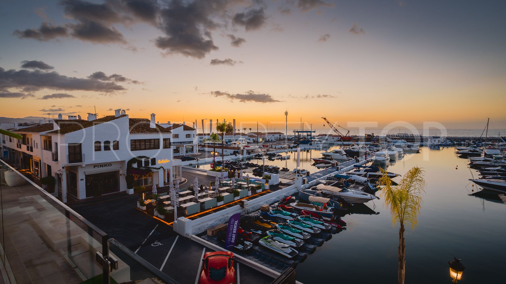 For sale 4 bedrooms penthouse in Marina Banus
