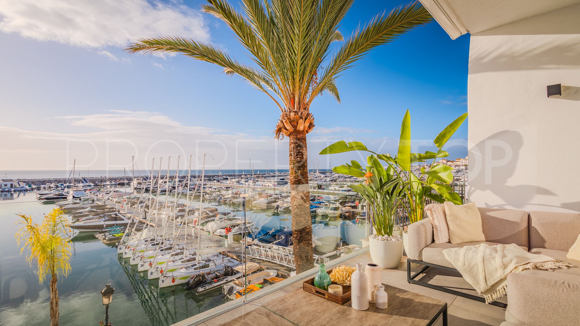 For sale 4 bedrooms penthouse in Marina Banus